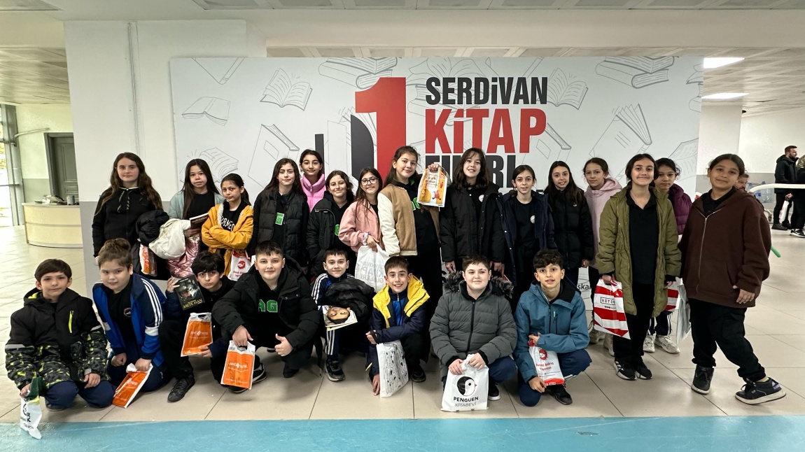 Serdivan Belediyemiz Tarafından Organize Edilen 1. Kitap Fuarına Okulumuz 5. ve 6. Sınıf Öğrencileri Katılım Sağladı.